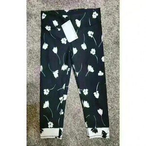 fabletics Ladies Salar Capri Legging Size Small workout gym yoga crossfit hiking